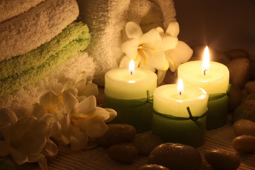 Обои для рабочего стола Spa-набор: зажженные свечи, орхидеи, камешки, махровые полотенца