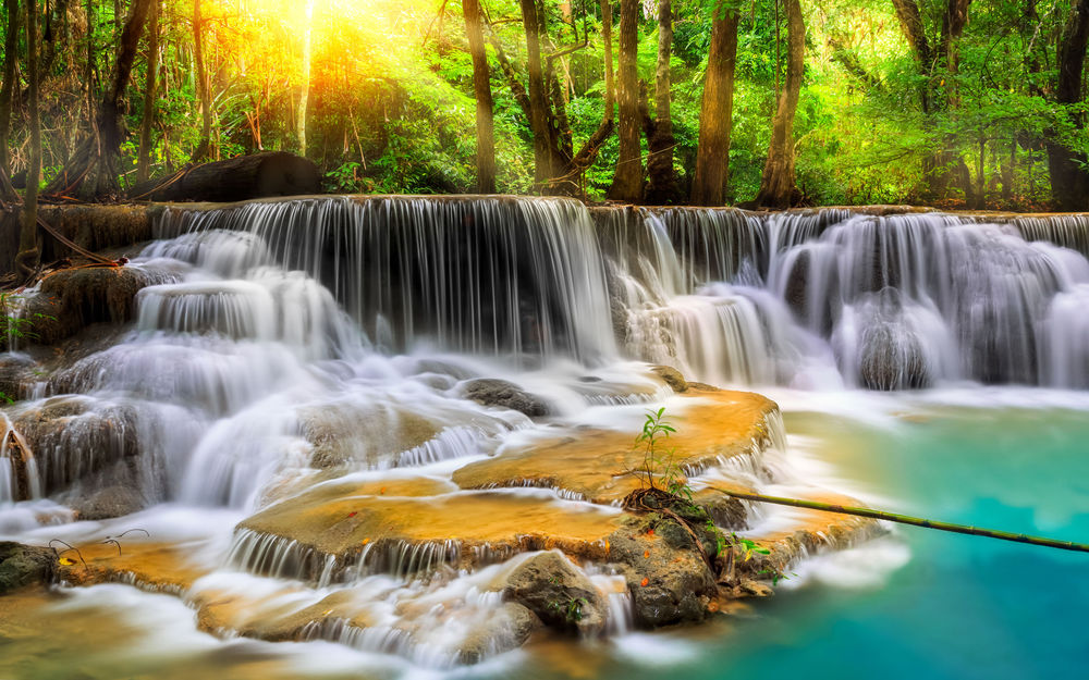 Обои для рабочего стола Красивый водопад, в лучах солнца Erawan National Park