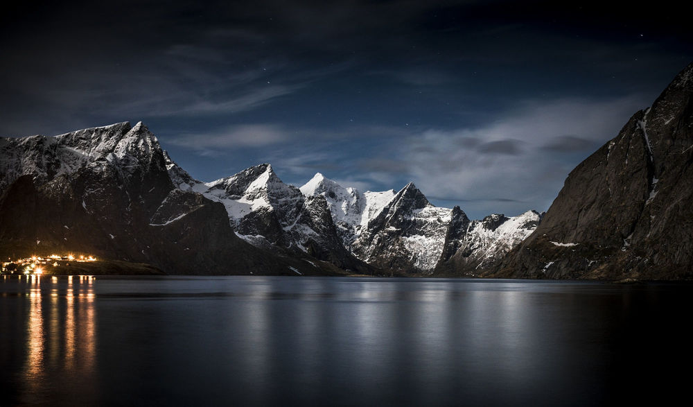 Обои для рабочего стола Горы с вершинами в снегу и поселок у водоема, Lofoten islands, Norway / Лофотенских островов, Норвегия, by Lorenzo Montezemolo