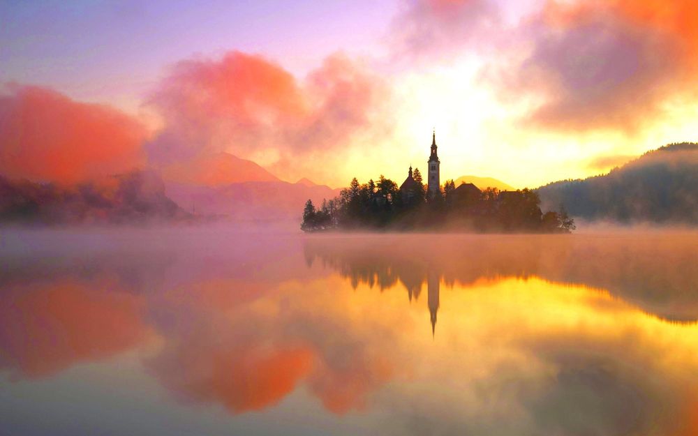Обои для рабочего стола Озеро Блед в утреннем тумане, Словения