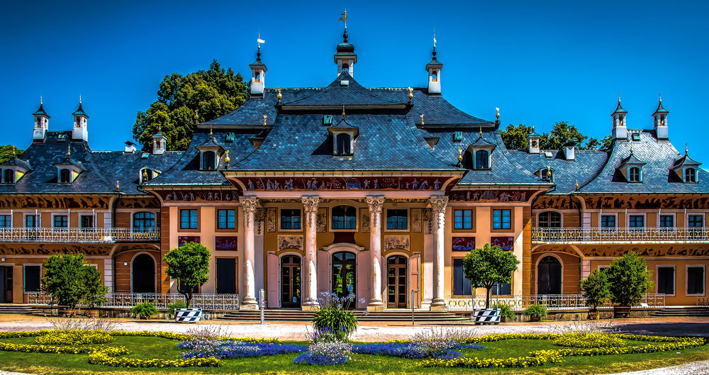 Обои для рабочего стола Замок Пильниц (Schloss Pillnitz) в Дрездене являлся летней резиденцией короля Августа Сильного, построенный на берегу Эльбы в 20-х годах XVII века. Проект резиденции был создан известным в те времена архитектором Пеппельманом