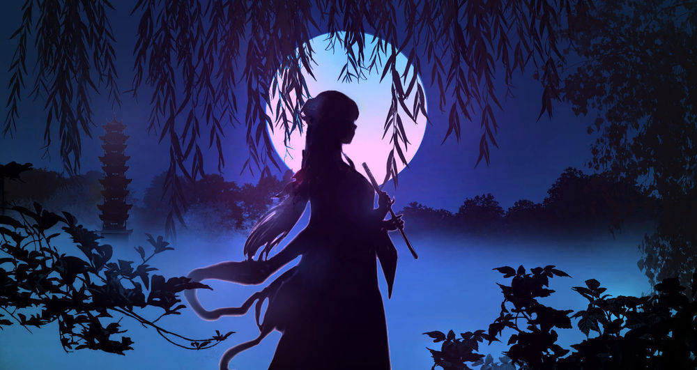 Обои для рабочего стола Силуэт девушки с длинными волосами в кимоно с флейтой в руках, стоящей на фоне полной Луны