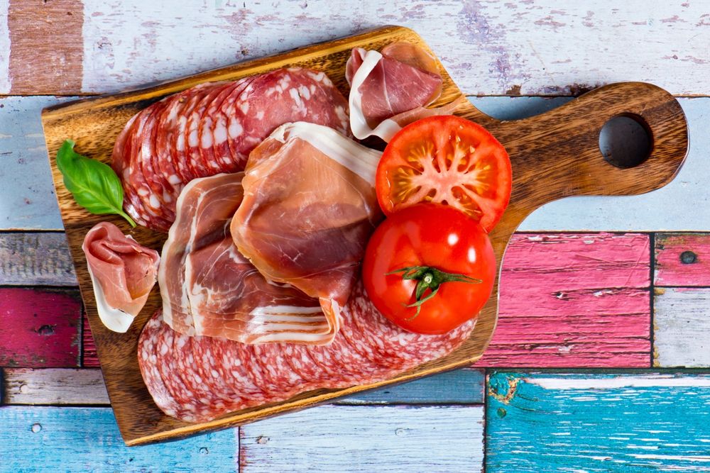 Обои для рабочего стола Доска с мясными деликатесами