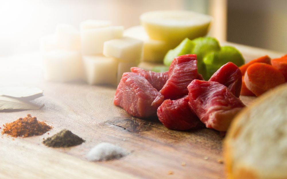 Обои для рабочего стола На доске лежит нарезанное мясо и небольшие горки специй