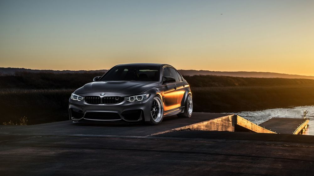 Обои для рабочего стола Серебрянный BMW F80 стоит у причала на фоне природы
