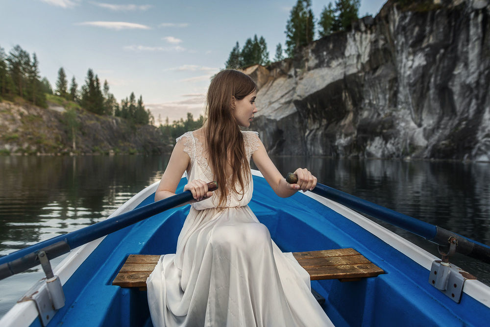 Обои для рабочего стола Девушка в белом платье с веслами в лодке, фотограф Tatiana Mertsalova