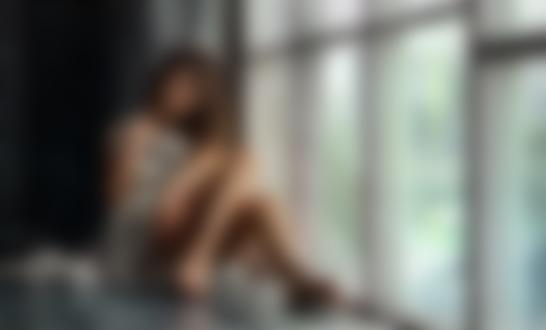 Обои для рабочего стола Девушка сидит у окна, фотограф Dmitry Belyaev
