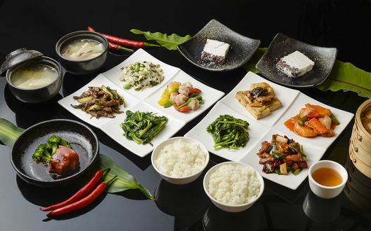 Обои на рабочий стол Корейская кухня: пиалы с рисом, суп в горшочках и разные виды закусок на квадратных тарелках, чай и острый перец