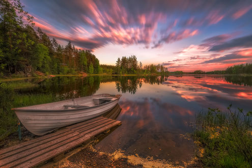 Обои на рабочий стол Лодка у причала, lake Ringerike, Norway / озеро Ringerike, Норвегия, фотограф Ole Henrik Skjelstad