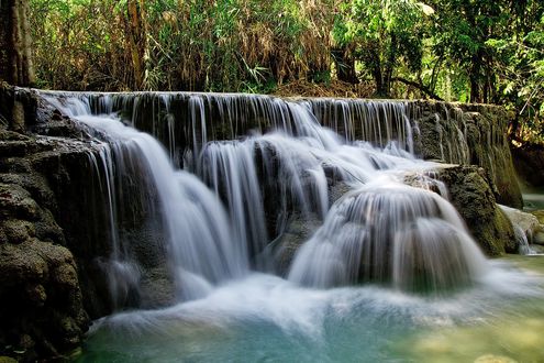 Обои на рабочий стол Красивый водопад на фоне леса