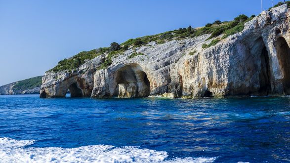 Обои на рабочий стол Море на фоне гор и неба