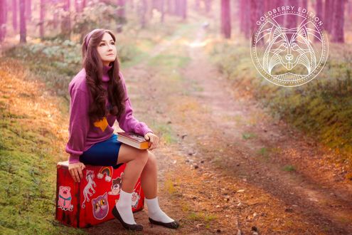 Обои на рабочий стол Косплей Mabel Pines / Мэйбл Пайнс сидит на чемодане из мультсериала Gravity Falls / Гравити Фолз