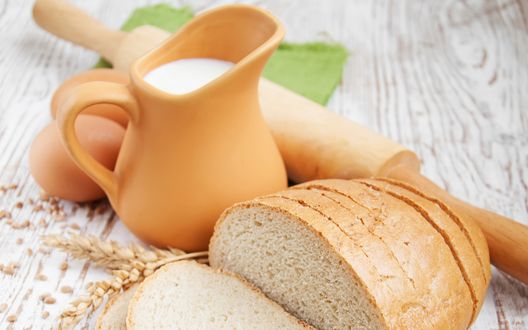 Обои на рабочий стол Нарезанный батон, скалка, яйца и кувшин молока на столе
