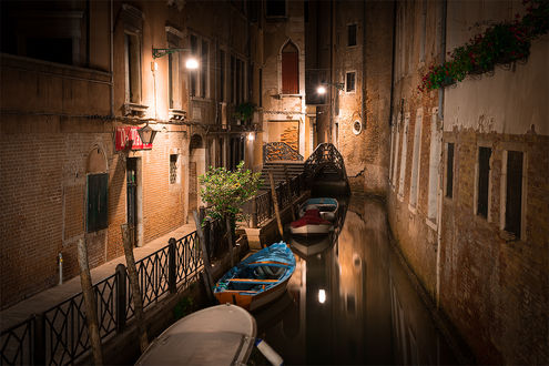 Обои на рабочий стол Улочка Venice / Венеции в ночное время, by StevenDavisPhoto