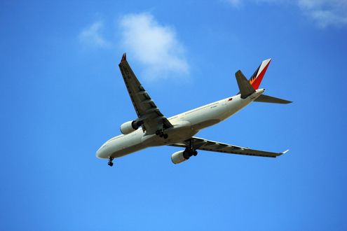 Обои на рабочий стол Аэробус летит в небе