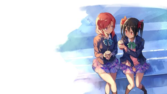 Обои на рабочий стол Yazawa Niko / Язава Нико и Nishikino Maki / Никишино Маки со стаканчиками из аниме Love Live! / Живая Любовь