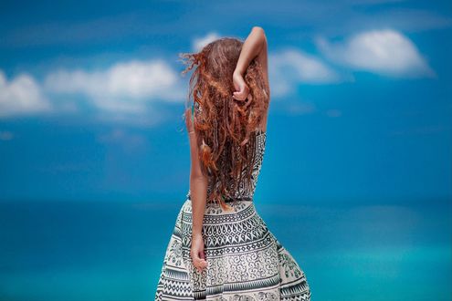 Обои на рабочий стол Девушка стоит к нам спиной на фоне неба, фотограф Sarp Abdullah Gultemiz