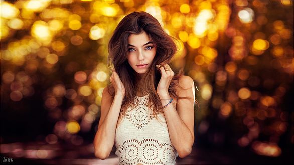 Обои на рабочий стол Симпатичная девушка на фоне бликов, фотограф DAVID MAS