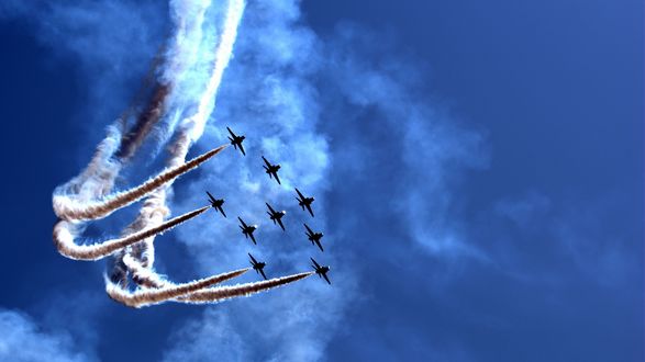 Обои на рабочий стол Группа самолетов выполняющая трюк