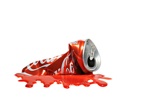 Обои на рабочий стол Смятая банка Coca Cola и красная жидкость