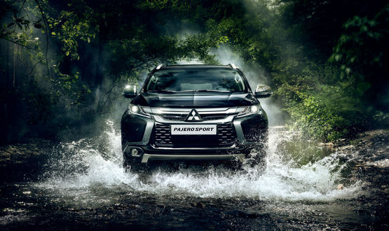 Обои на рабочий стол Автомобиль Mitsubishi Pajero Sport едущий через ручей в лесу