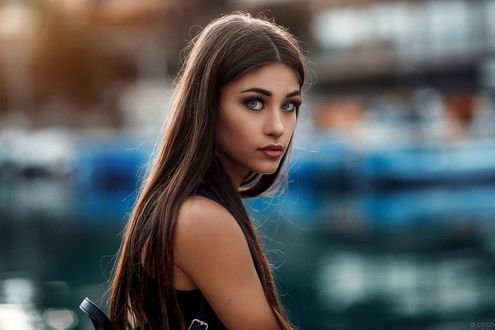 Обои на рабочий стол Симпатичная девушка с длинными волосами, фотограф Alessandro Di Cicco