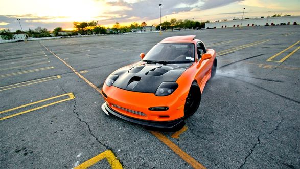 Обои на рабочий стол Спорткар Mazda RX 7 на стоянке