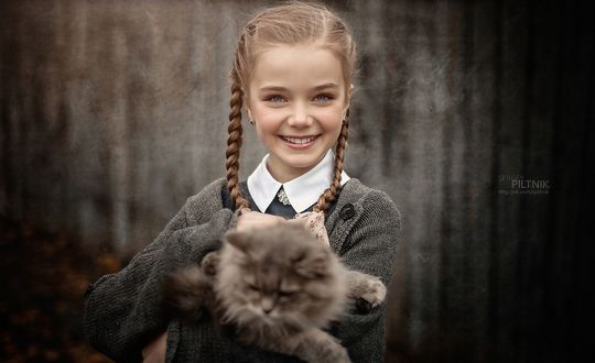 Обои на рабочий стол Девочка с котенком, фотограф Sergey Piltnik