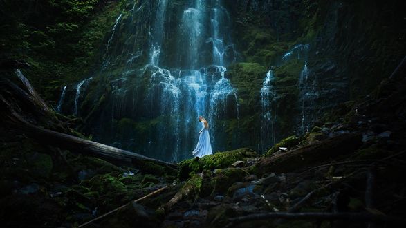 Обои на рабочий стол Девушка стоит на фоне водопада, фотограф TJ Drysdale