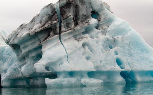 Обои на рабочий стол Огромный голубой айсберг в море
