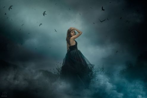 Обои на рабочий стол Девушка стоит в облаках, фотограф Jessica Drossin