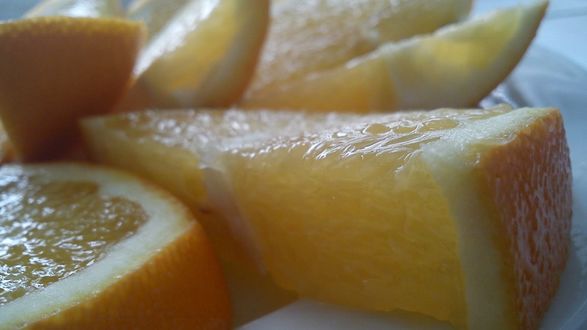 Обои на рабочий стол Сочные кусочки спелого апельсина