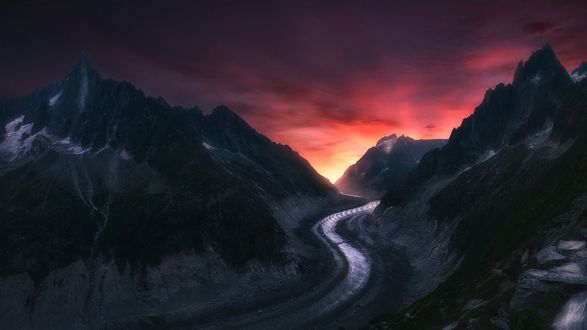 Обои на рабочий стол Извилистая дорога в горах под красивым вечернем небом, фотограф Simon Roppel
