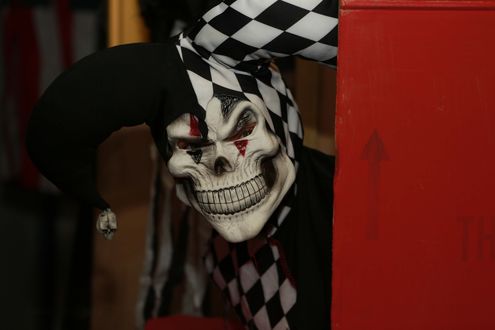 Обои на рабочий стол Человек в костюме Джокера с маской для Хэллоуин / Halloween
