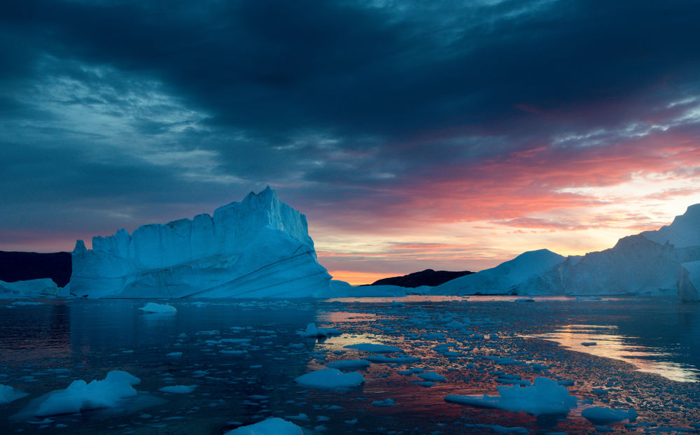 Обои для рабочего стола Арктика, айсберги на закате в Атлантическом океане
