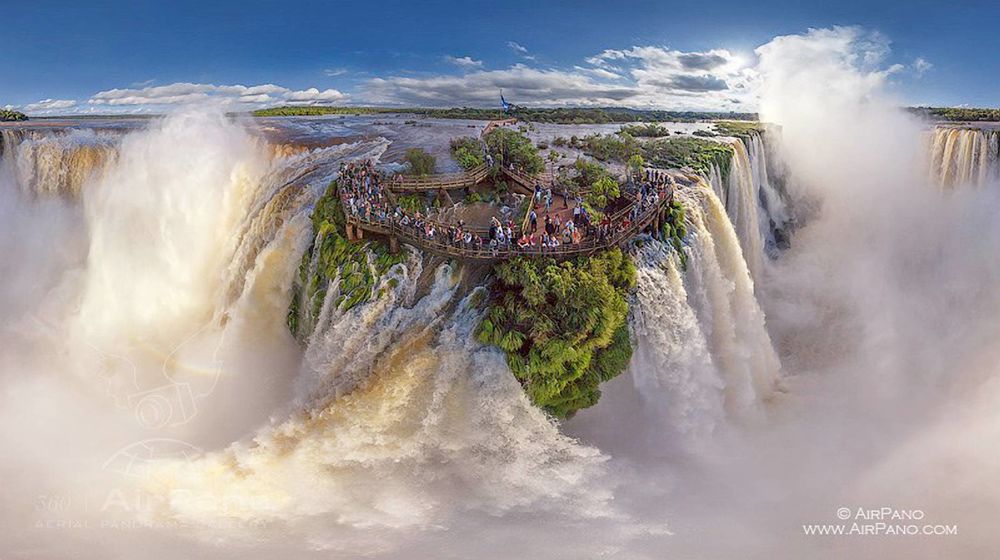 Обои для рабочего стола Люди на смотровой площадке возле водопада на реке Игуасу (на границе Бразилии и Аргентины)