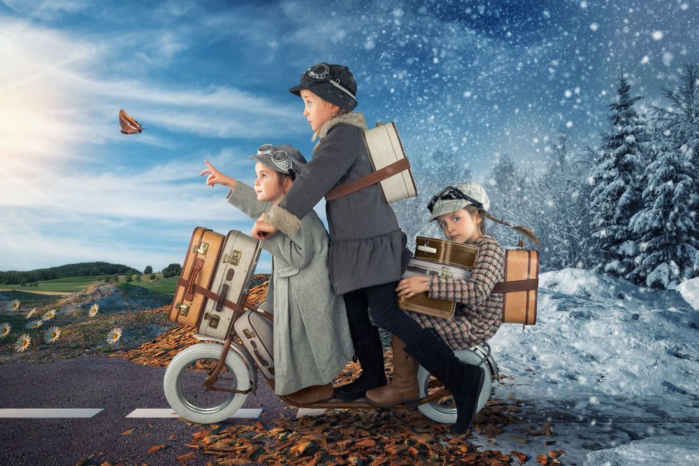 Обои для рабочего стола Девочки с вещами едут от зимы в лето, ву John Wilhelm is a photoholic