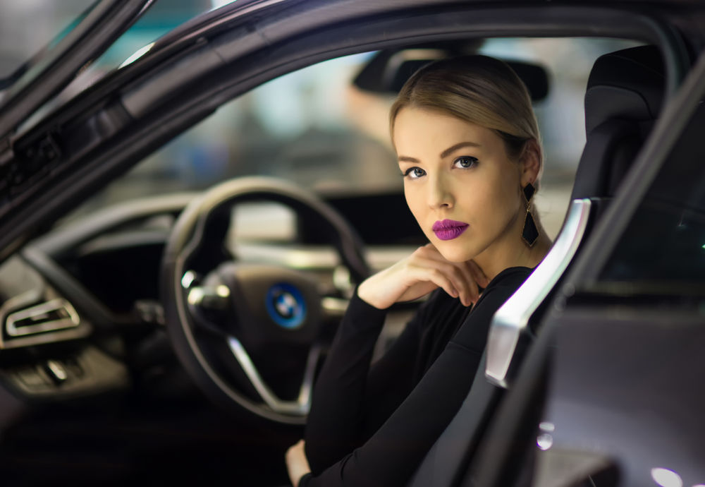 Обои для рабочего стола Девушка сидит в авто