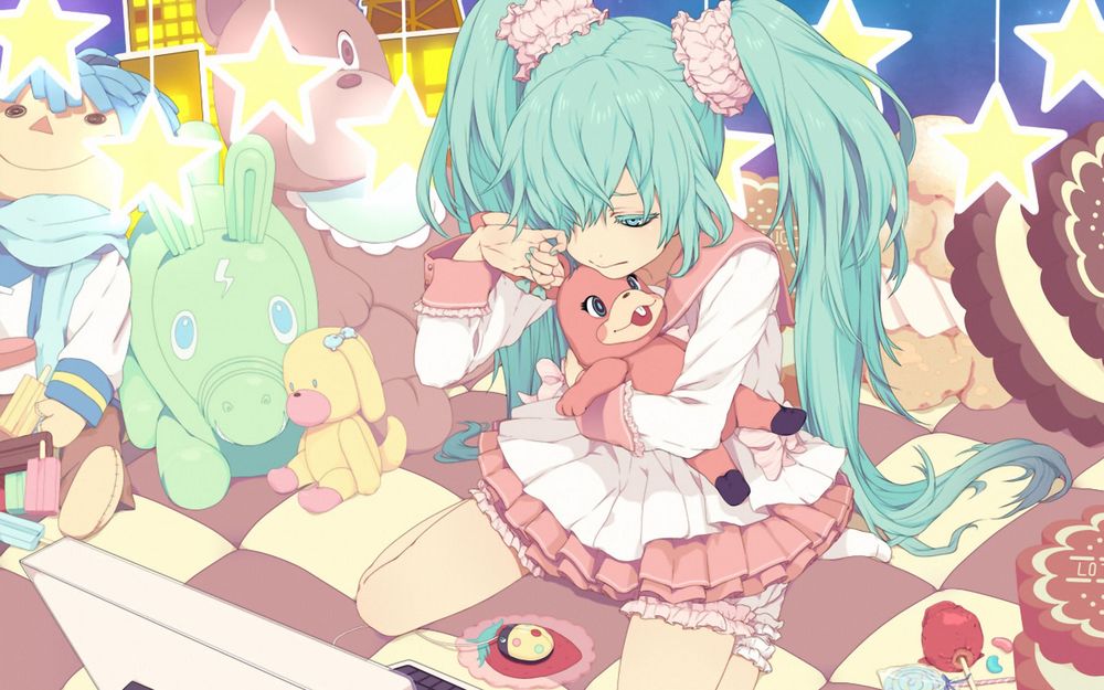 Обои для рабочего стола Vocaloid Hatsune Miki / Вокалоид Хатсуне Мику сидит перед ноутбуком среди игрушек и плачет, обнимая плюшевого зайца
