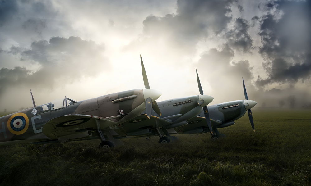 Обои для рабочего стола Три самолета Британских ВВС Supermarine Spitfire стоят на полевом аэродроме, покрытом туманом