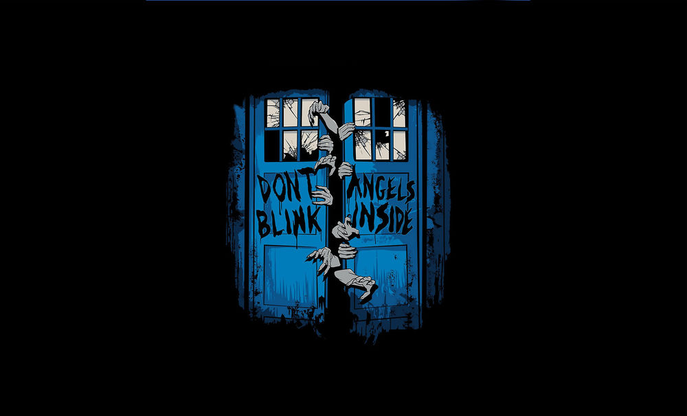 Обои для рабочего стола ТАРДИС / TARDIS из сериала Доктор Кто / Doctor Who с надписью Dont blink angels inside / Не моргай, ангелы внутри