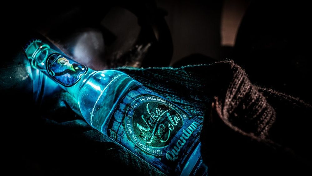 Обои для рабочего стола Бутылка Квантовой Нюка Колы / Nuka Cola Quantum из игры Fallout
