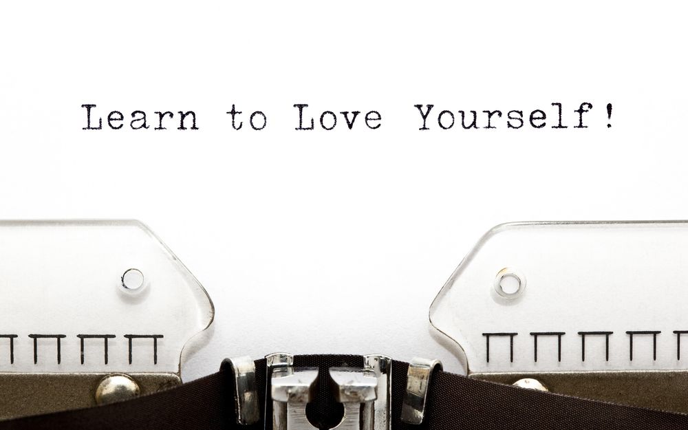 Обои для рабочего стола Лист в печатной машинке с надпись Learn to Love Yourself!/Учись, чтобы полюбить себя!