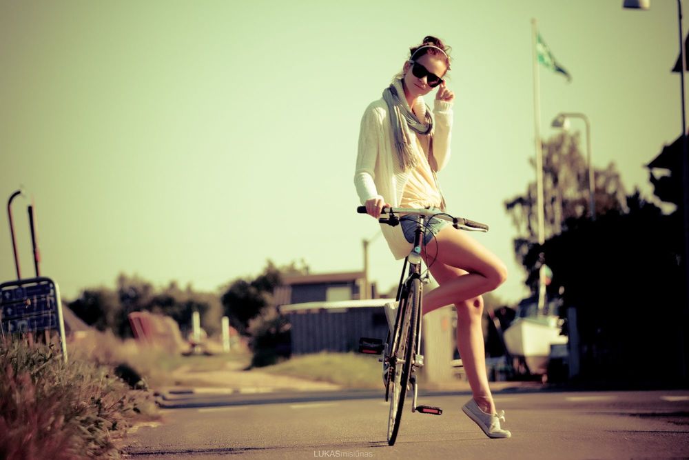 Обои для рабочего стола Девушка на велосипеде стоит на дороге, фотограф Lu Mis