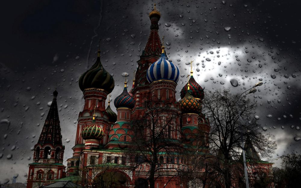 Обои для рабочего стола Московский Кремль в пасмурную погоду