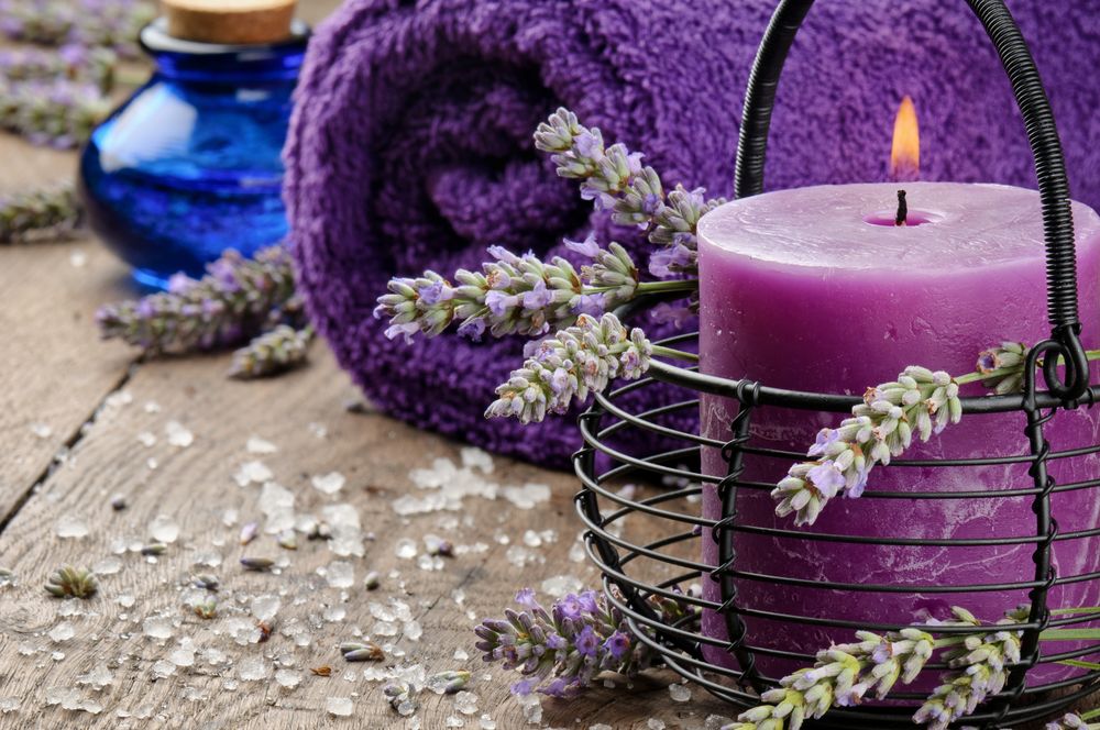 Обои для рабочего стола Spa-набор: зажженная свеча, лаванда, морская соль, махровое полотенце