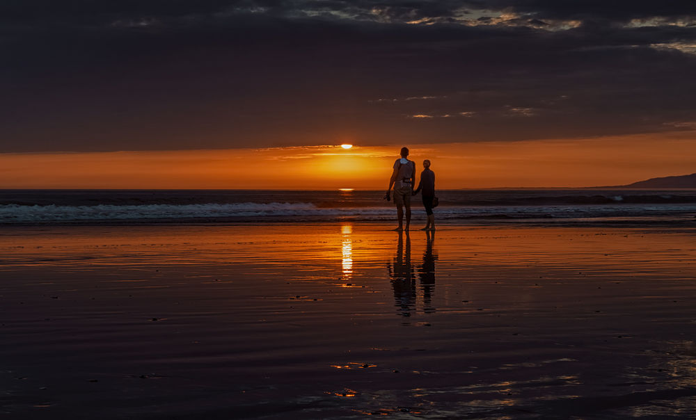 Обои для рабочего стола Влюбленные стоят у моря, любуясь закатом, by Wilkof Photography