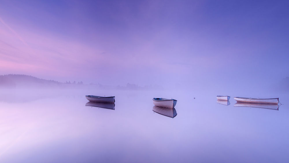 Обои для рабочего стола Лодки на спокойном туманном озере