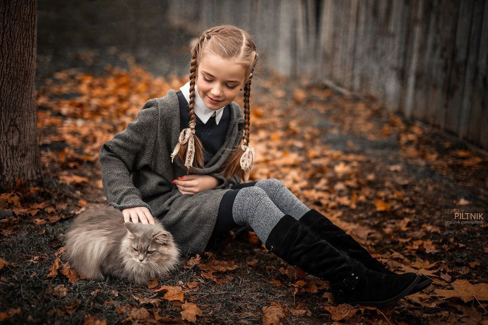 Обои для рабочего стола Девочка сидит рядом с котенком на осенней листве, фотограф Sergey Piltnik
