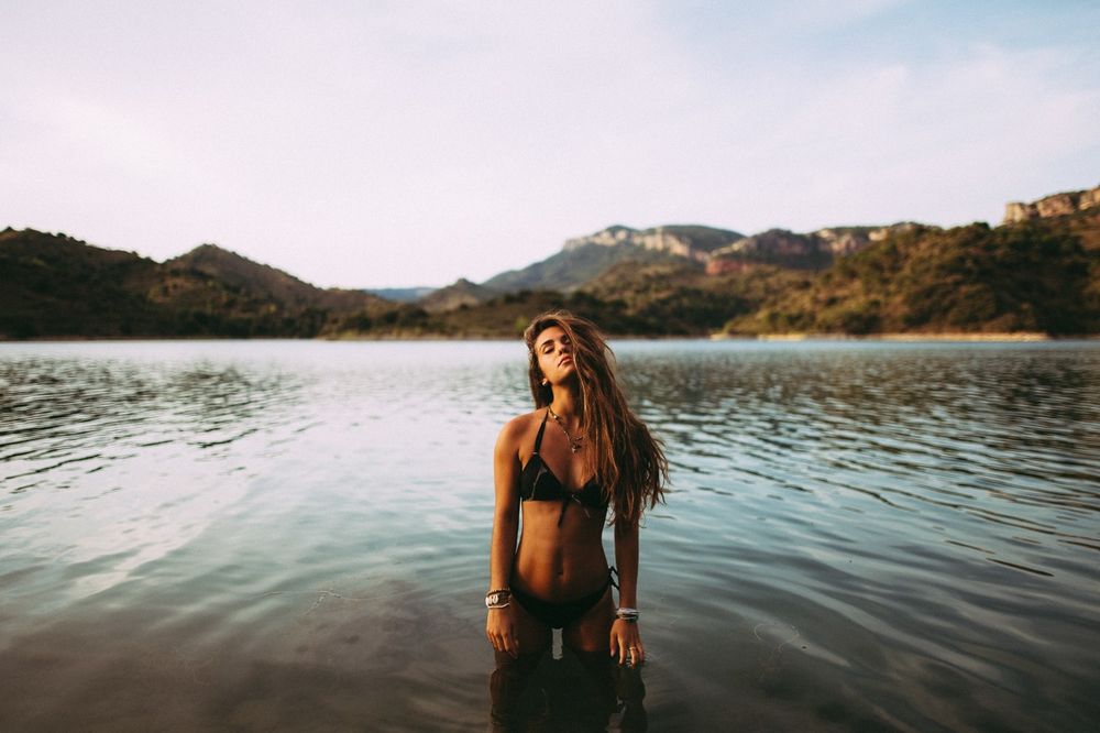 Обои для рабочего стола Девушка в купальнике стоит в воде, фотограф Robert Marcillas